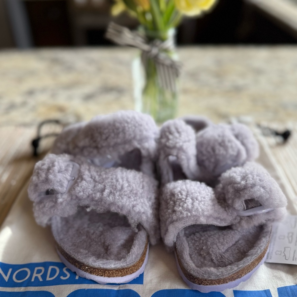 NEW Birkenstock Arizona Shearling Sandals In Purple Fog, Size 7/7.5 (38 EU) - Picture 3 of 15